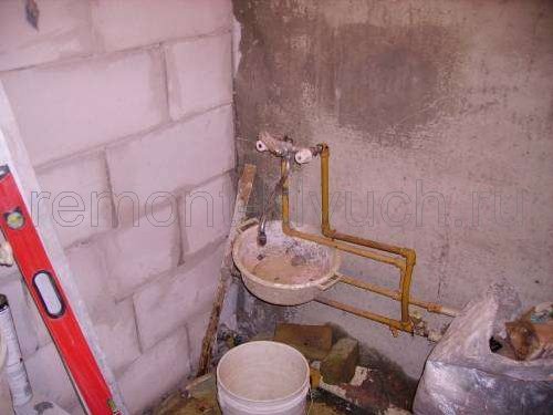 Устройство стен сантехкабины из пеноблоков, демонтаж старых труб водоснабжения и смесителя